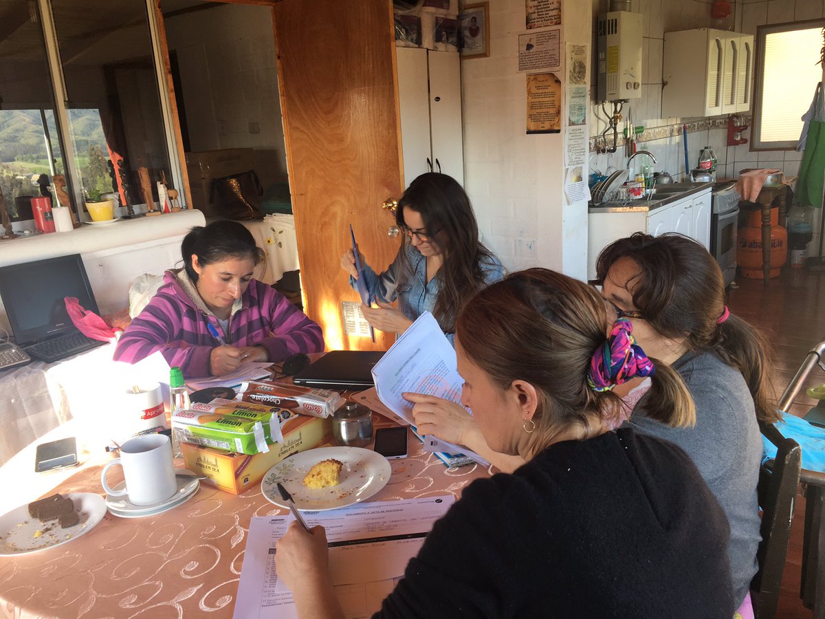 albaglez2's tweet photo. Sesión de trabajo con las dirigentes de #FeriaLibreLicantén. Aprendiendo Gestión Documental! @ManagementandR @SercotecMaule https://t.co/lSG1MqegaK