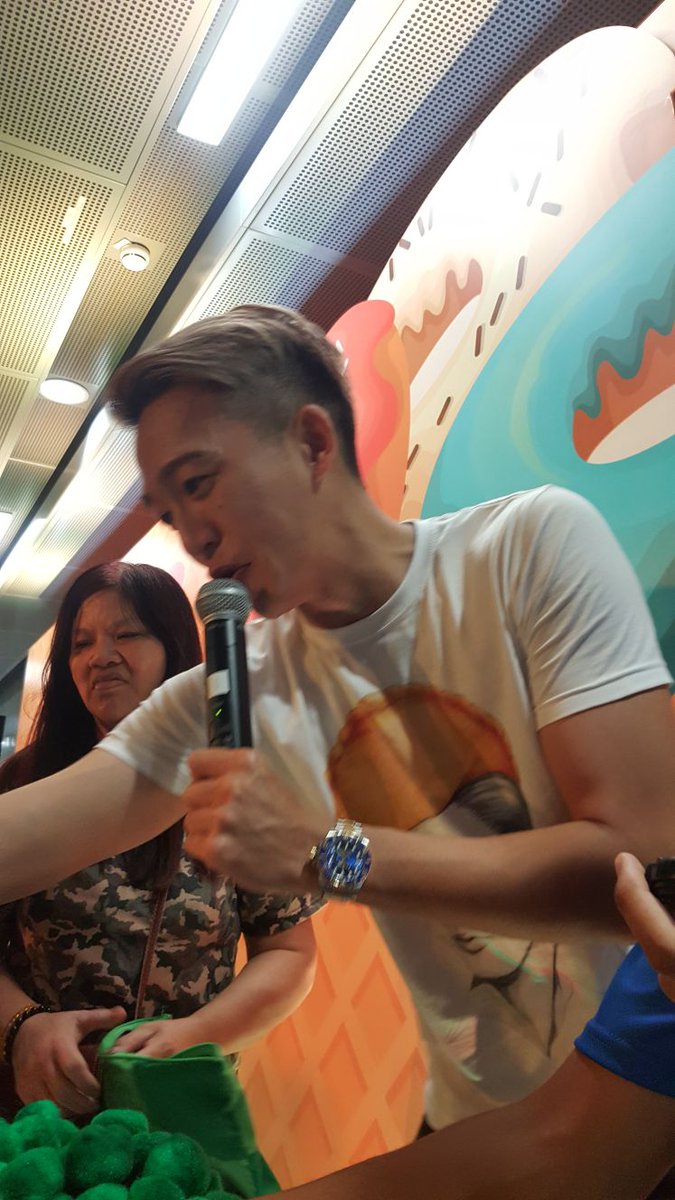 GDRAGONYAY's tweet photo. Have a good rest!! Spam snapping photos of @toshrock when his doing his speech #stress LOLL 😏 Close-up candid photos 🤘

#DTL3OpenHouse https://t.co/kpVjmU0IEV