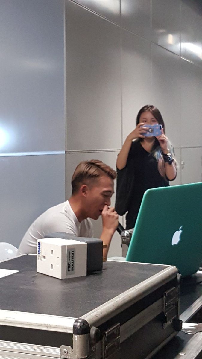 GDRAGONYAY's tweet photo. Have a good rest!! Spam snapping photos of @toshrock when his doing his speech #stress LOLL 😏 Close-up candid photos 🤘

#DTL3OpenHouse https://t.co/kpVjmU0IEV