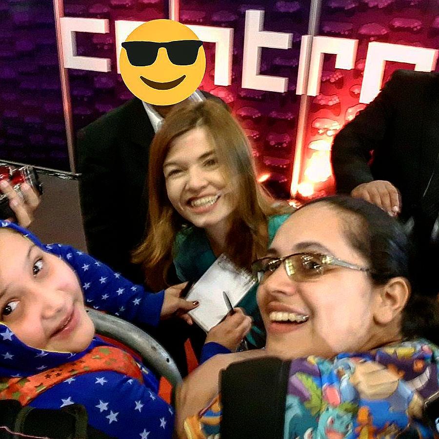 filartworks's tweet photo. Adorei poder lhe rever @nilmoretto ainda mais com minha esposa @ingrid_kiki junto para poder finalmente lhe conhecer Ps: espero que você goste dos bonbons que ela lhe deu com tanto gosto e carinho #CAC #cadeachave #bgs2017 #bbtv #controle2 https://t.co/wOAFD4Z3dF