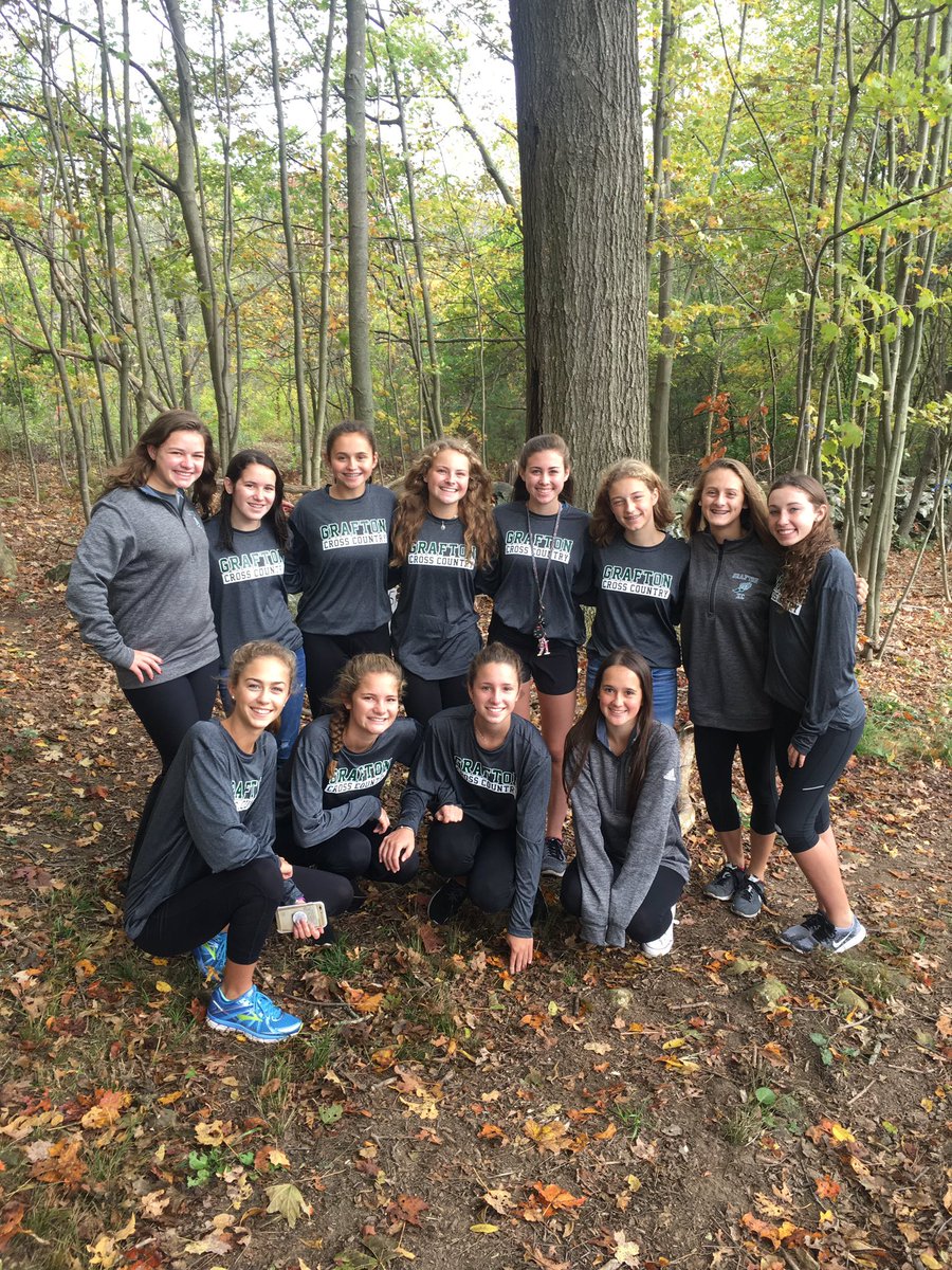 xcgrafton's tweet photo. Everyone's favorite XC team volunteering at the LeClaire Vacca Memorial Race on this fine Sunday morning🏃🏼‍♀️😋 #ghscommunity https://t.co/2KXCBaseh5