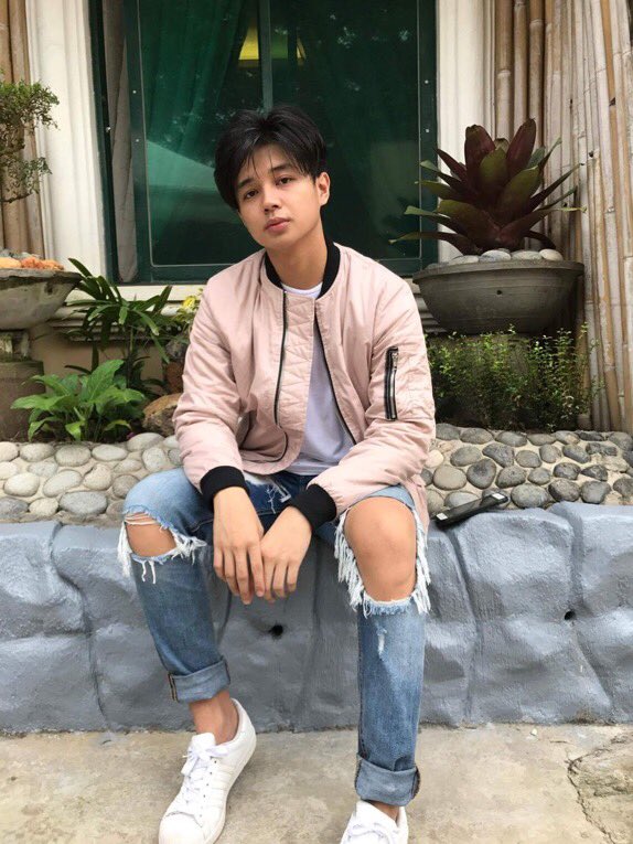 saywhatloisa's tweet photo. uuuy parehas ng color ng suot hahahahahahaha miss u both!! @iamAndalioLoisa @YourYvesFlores #LoiVes π https://t.co/DkzromzErp