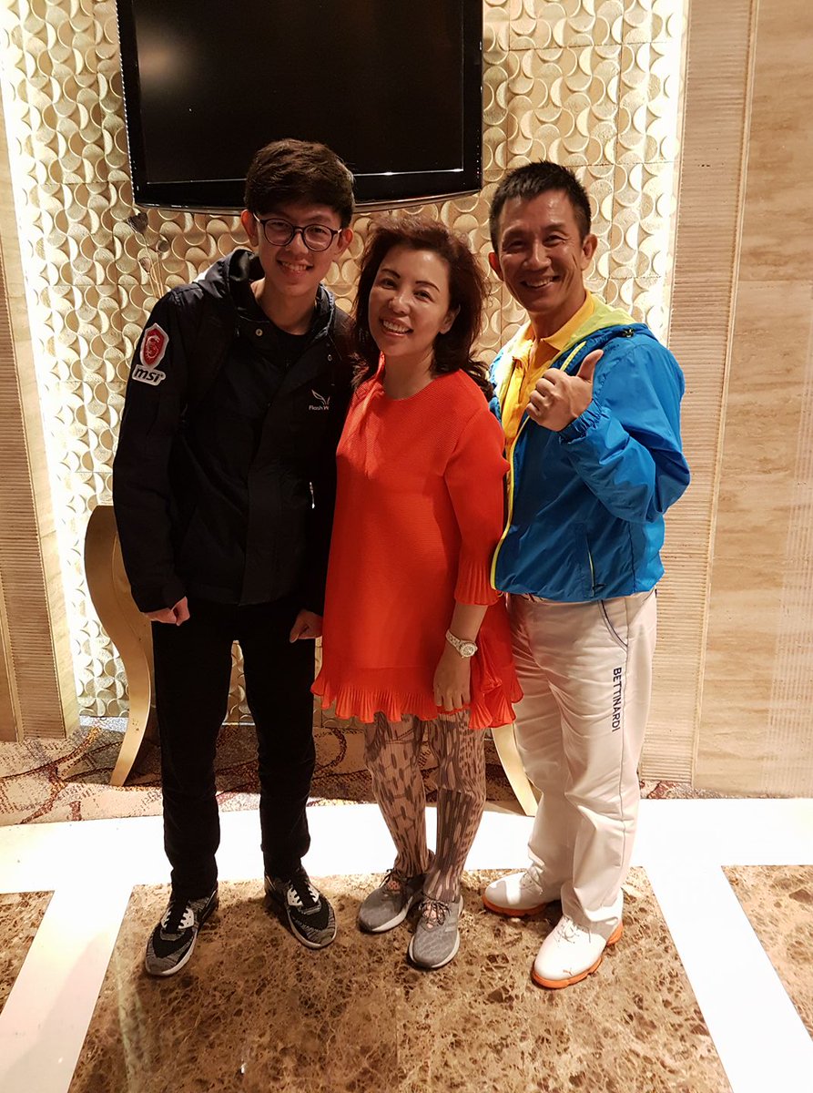 flashwolves2013's tweet photo. Thank Baconjack's parents come to Shanghai for cheering their son. #APAC2017 #overwatch #FWfighting https://t.co/lmcEFfym7y