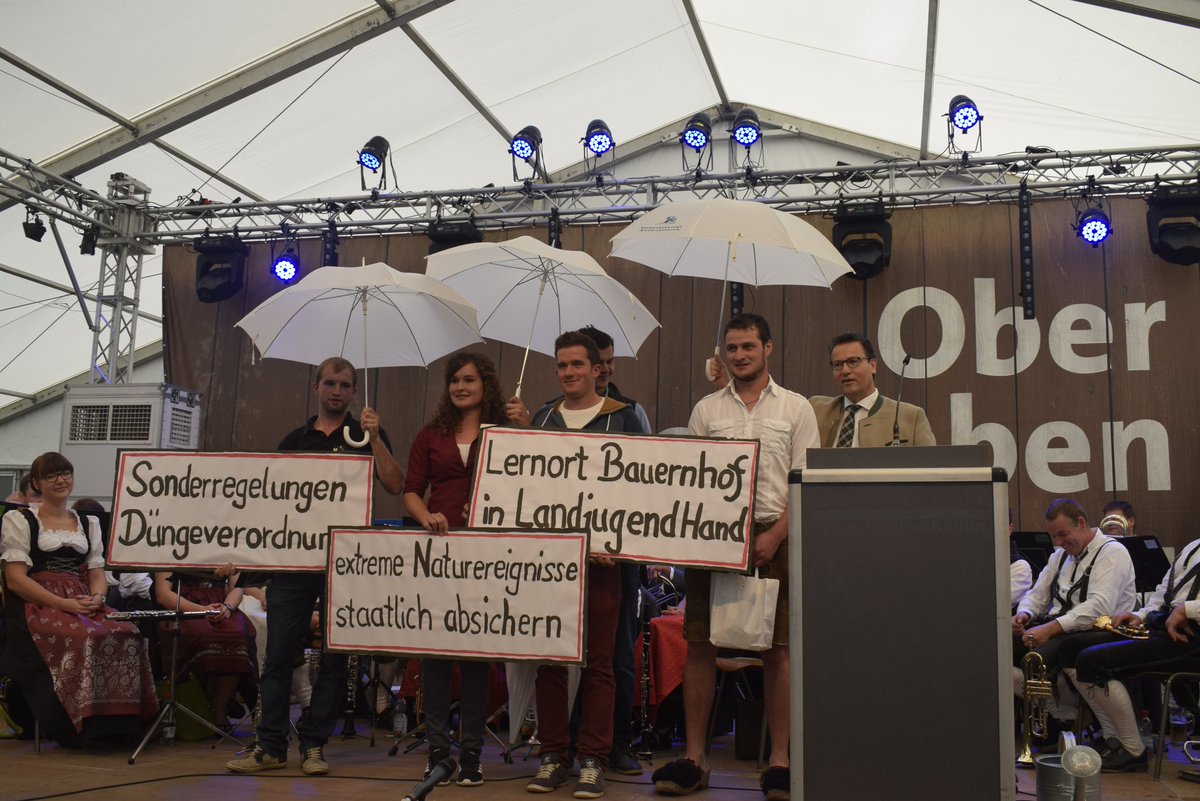 bdlagrar's tweet photo. Tolle Bühnenaktion heute mit dem Minister Hauk auf der #Oberschwabenschau 
#bdlagrar #OSS https://t.co/f6BQ5oh40E