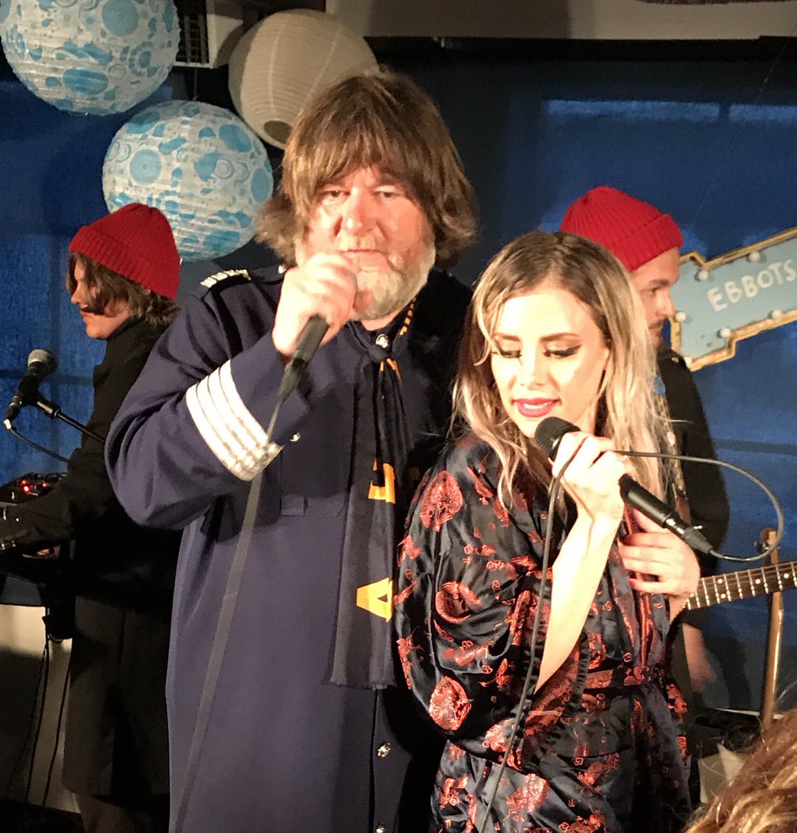 Iveroten's tweet photo. Nöjd med att jag flimrar förbi i tv-rutan när #ebbotsark slutfestar i #hamburgsund - det var en oförglömlig kväll i glesbygen 😎 https://t.co/XvzSzGPRdm