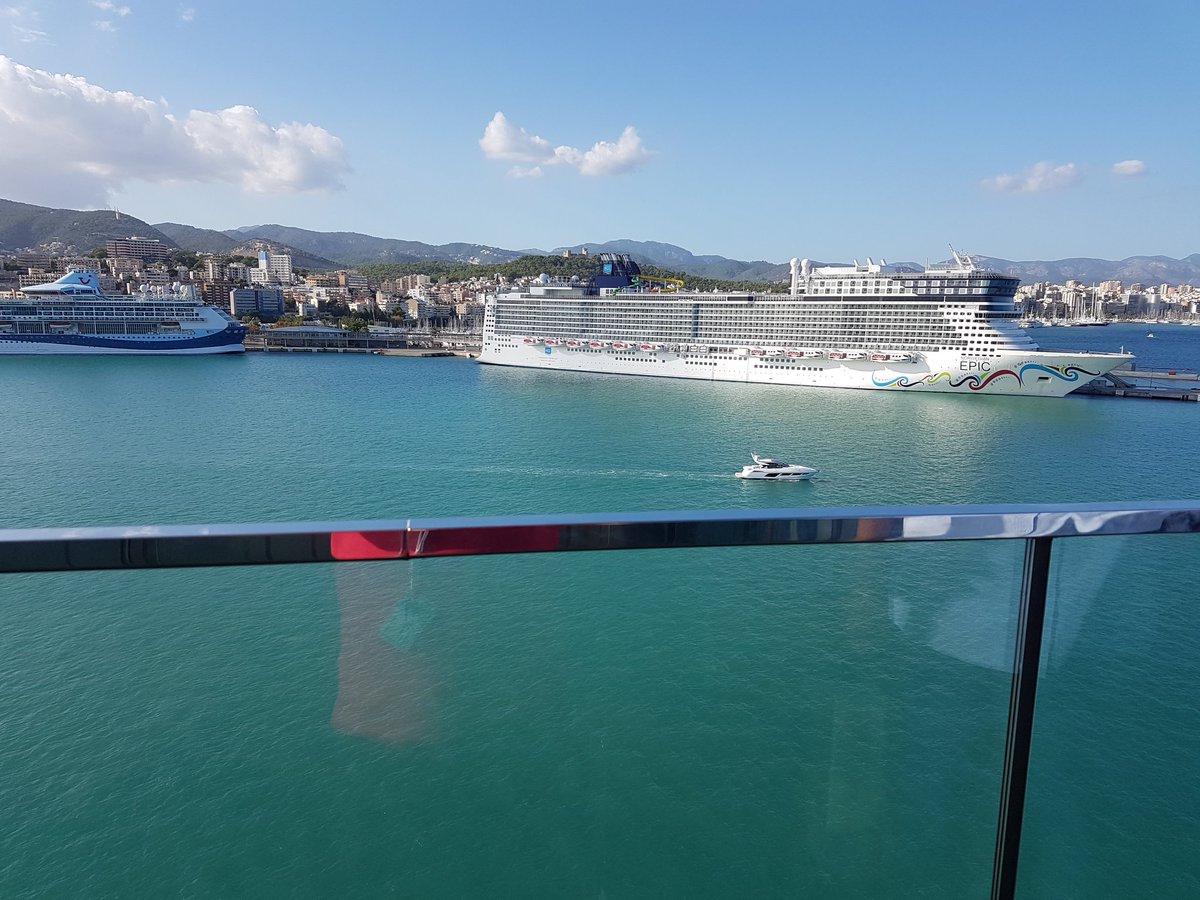 SoerenMuench's tweet photo. Der Skywalk auf der #AIDAPerla von @AIDA_de
Tolles Erlebnis. Im Hintergrund die #NorwegianEpic und die #TUIDiscovery
Viel los in #Palma https://t.co/czlWhxbuXV