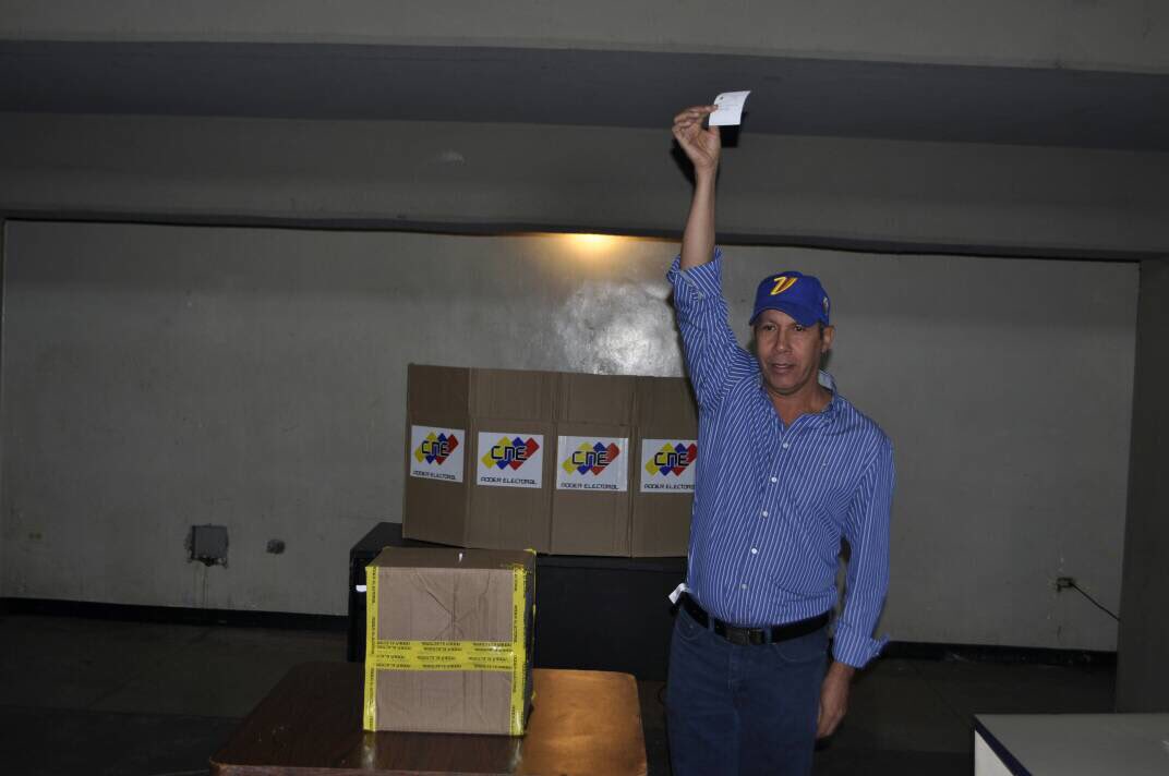 HenriFalconLara's tweet photo. Mi espíritu victorioso, tenaz y luchador me indica que vamos por buen camino, pero salgamos a votar todos. El momento es ahora. https://t.co/lYoGLEj7hn
