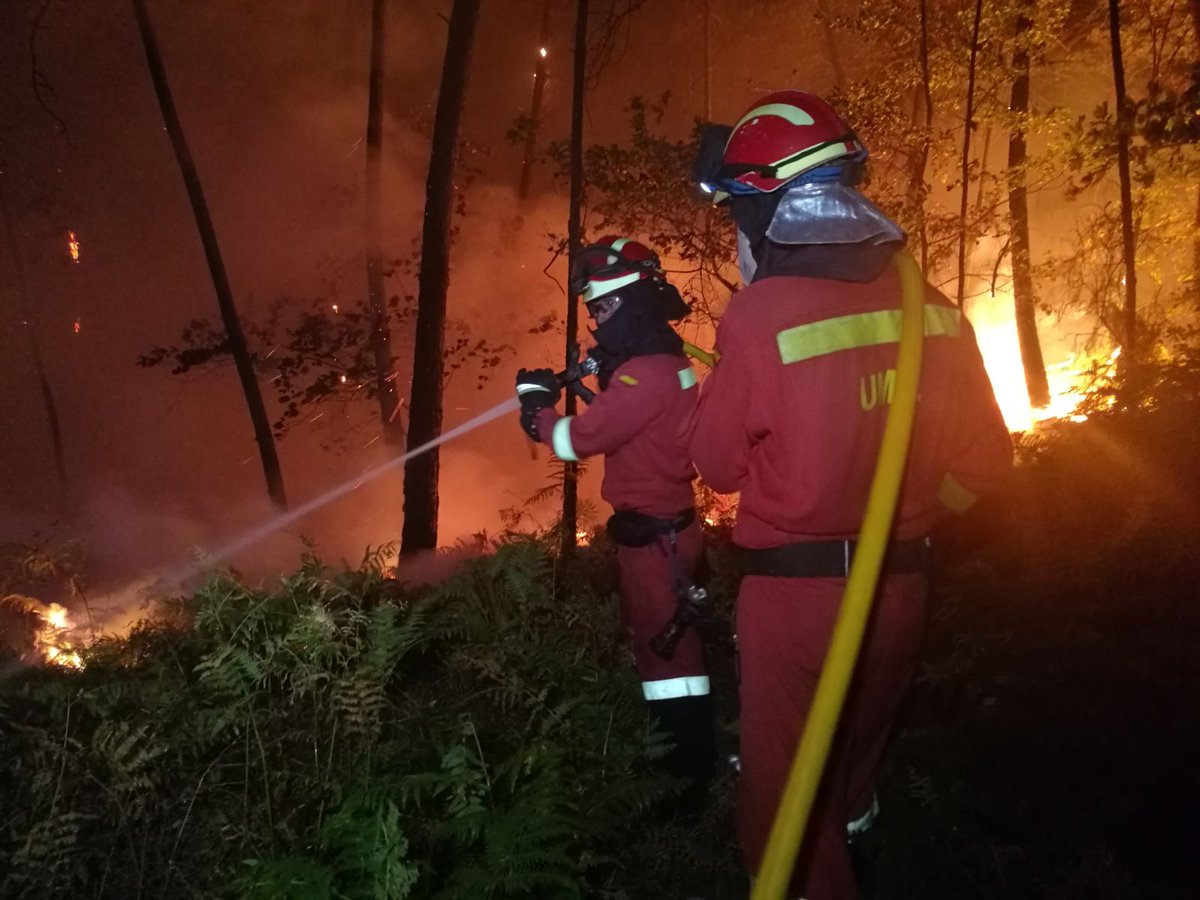 UMEgob's tweet photo. La UME tiene desplegados más de 600 militares para colaborar 24 horas/día en la extinción de los incendios forestales en Galicia y Asturias https://t.co/hWxqWUxrjY
