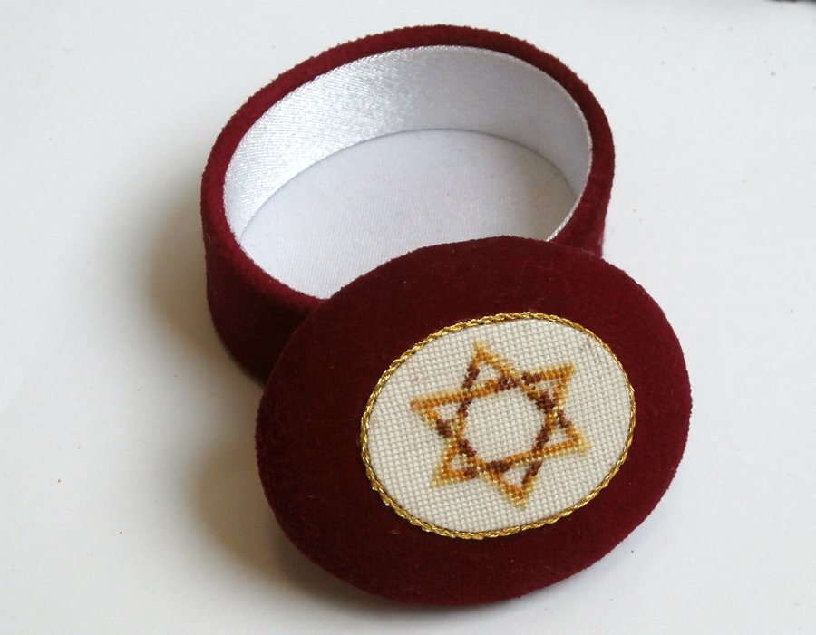 GrandmasDowry's tweet photo. Dark Red Velvet Engagement Ring #Box w Star Of David Cross Stitch, Jewish Handmade Wedding Ring Box, #Judaica  https://t.co/B5J1NLr94m   #ringbox #wedding #giftforgroom #jewish #weddinggift #engagementbox  
https://t.co/f2IEY7AQrI
