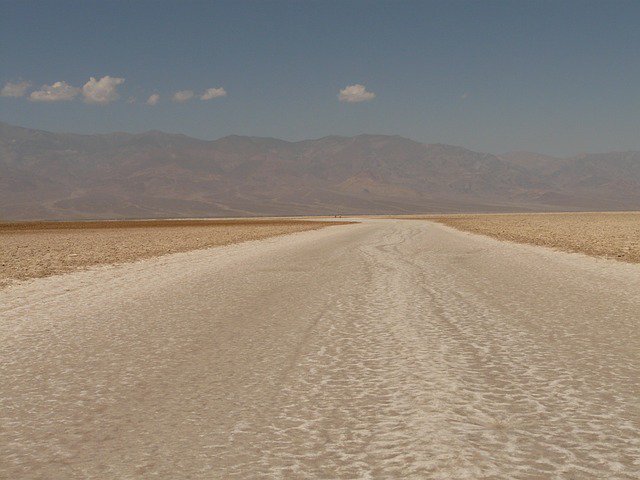 sunideamusic's tweet photo. Photo By LoggaWiggler | Pixabay 
 #badwater #saltpan #saltlake #drought #farming https://t.co/eikTKfEAuZ