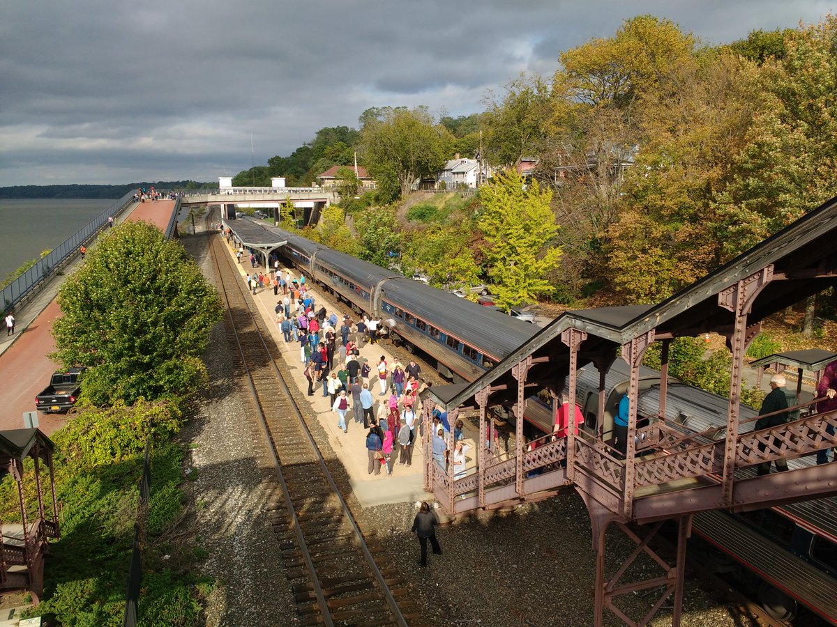 TrainsBrian's tweet photo. Waiting for the @Amtrak #AutumnExpress photo run https://t.co/jyS1t4kmjD