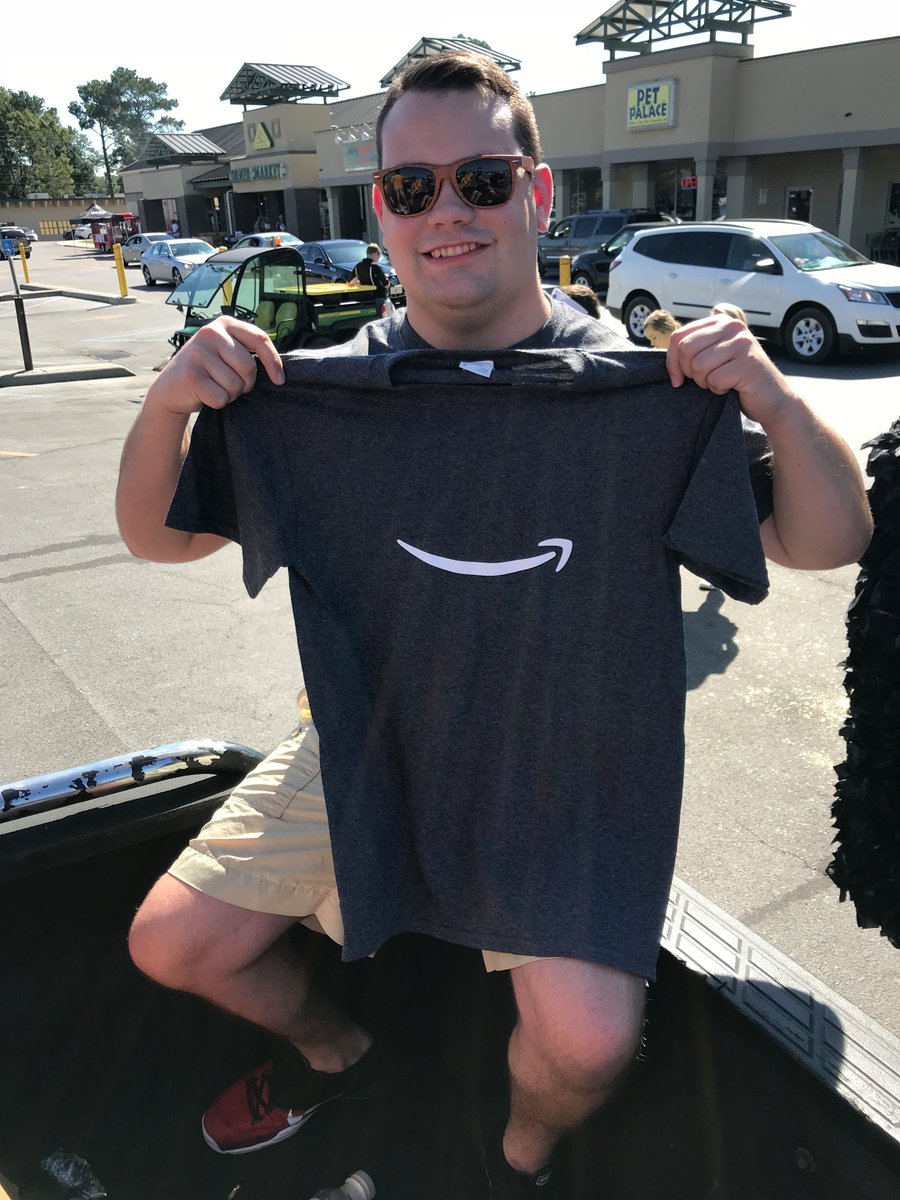 AmazonAtSMiss's tweet image. Shoutout to USM's Homecoming Parade! Got some great interaction with students and gave away some great HoCo gear! #PrimeStudentRep #ad