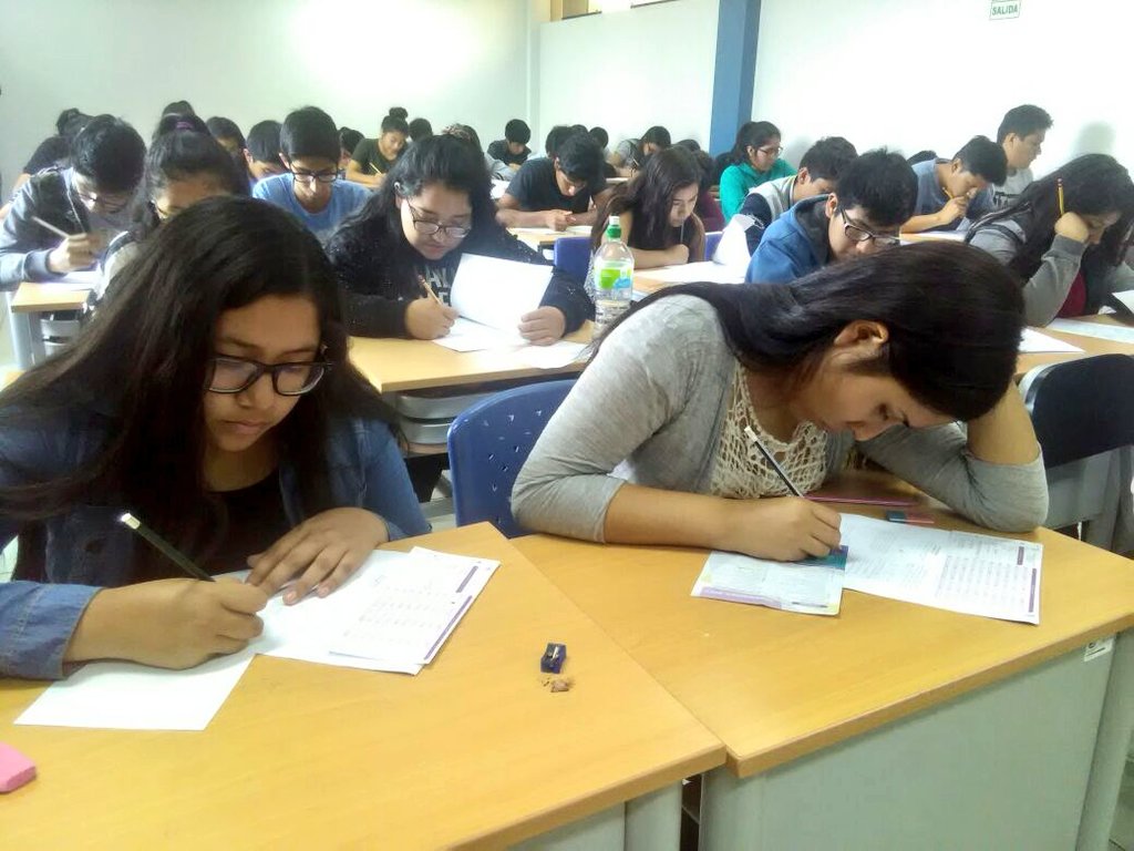 UPeUOficial's tweet photo. Jóvenes en el #ExamenPreferencial para el ingreso a las carreras presenciales y a distancia #UPeU #JuntosLogramosTusSueños https://t.co/SKzqE6W8ma