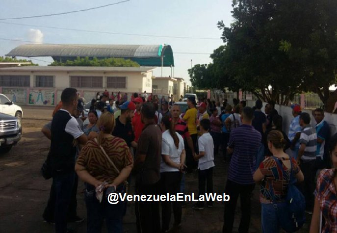 VenezuelaEW's tweet photo. Denunciaron irregularidades en centro electoral de La Cañada. #Elecciones2017 #Venezuela https://t.co/DCVbFi7NQI