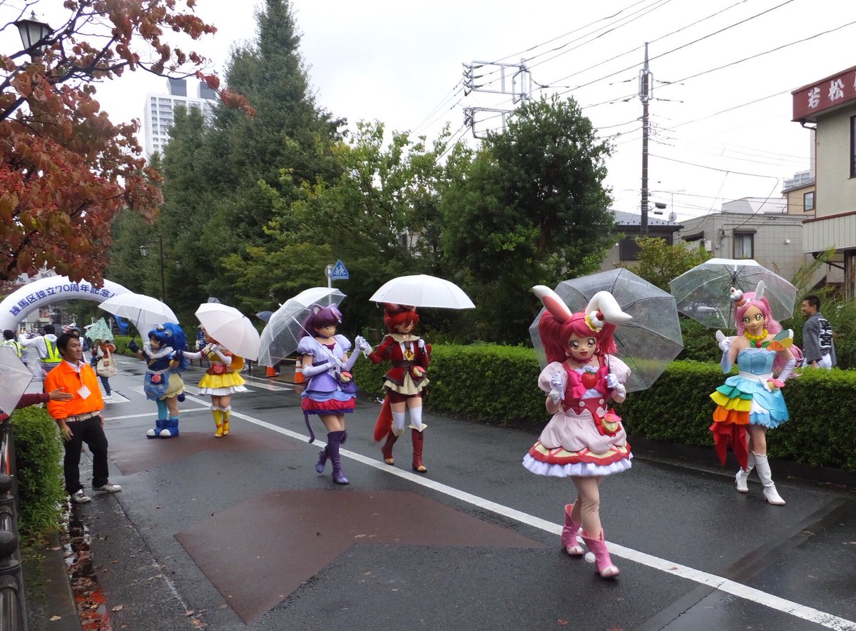 桃と月 神輿の後 しばらくすると遠くからカラフルな何か歩いてくる と思ったらプリキュア 雨なので傘をさしながらのパレード ディズニーランドの雨カッパ版みたいにレアなものが見られました O 東映は練馬区地元ですからねぇ さすが