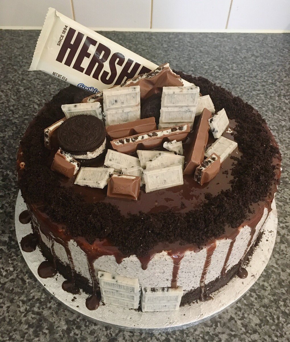 NikNaks__xo's tweet image. Cookies and cream explosion cake! Oreo haven! #NikiDreasBakery✨