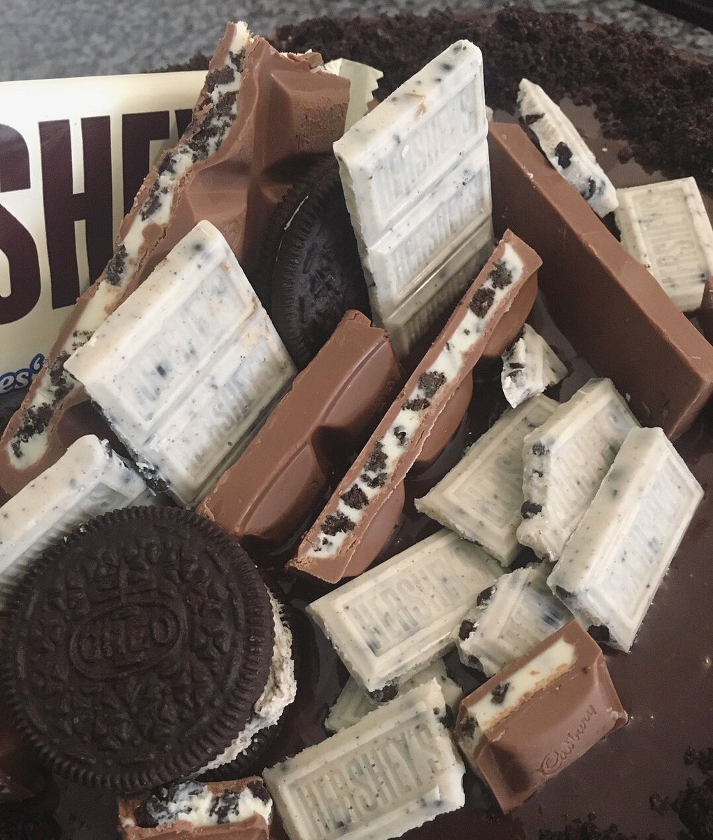 NikNaks__xo's tweet image. Cookies and cream explosion cake! Oreo haven! #NikiDreasBakery✨