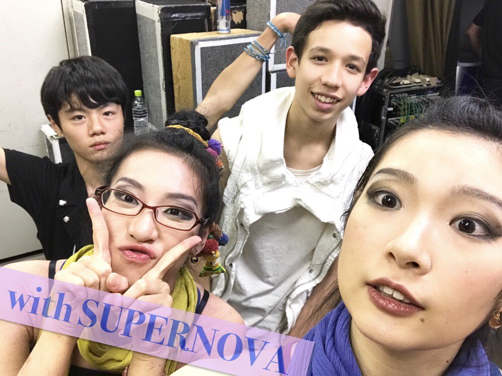 PuspaOfficial's tweet photo. お疲れ様でした！SUPERNOVAと共に記念写真。そして優勝の #おばちゃんダンス #TDC #登美丘高校ダンス部 さんともお写真撮らせてもらいましたよー♪
#wakazo #万博コンペ #For2025 #EXPO2025 https://t.co/cIzxrAtnRB
