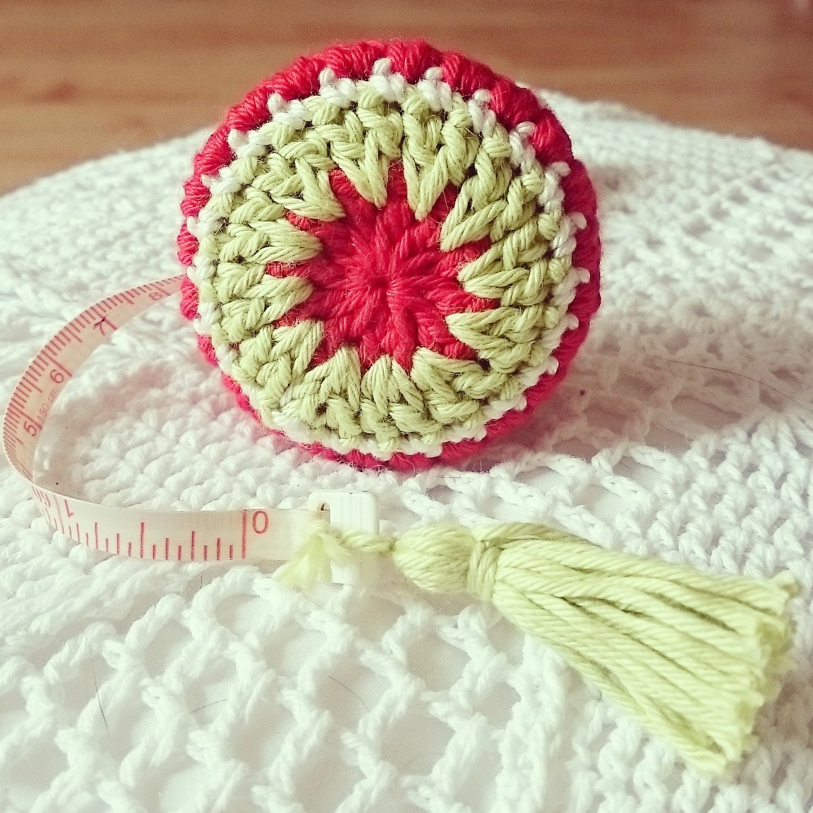 craftedbyjeni's tweet photo. This #vintagetapemeasure has had a #festivemakeover 🎄
#crochet #haken #croché #festivefun #christmascrochet #christmasgifts #somethingforme https://t.co/JvbtS6kzhc