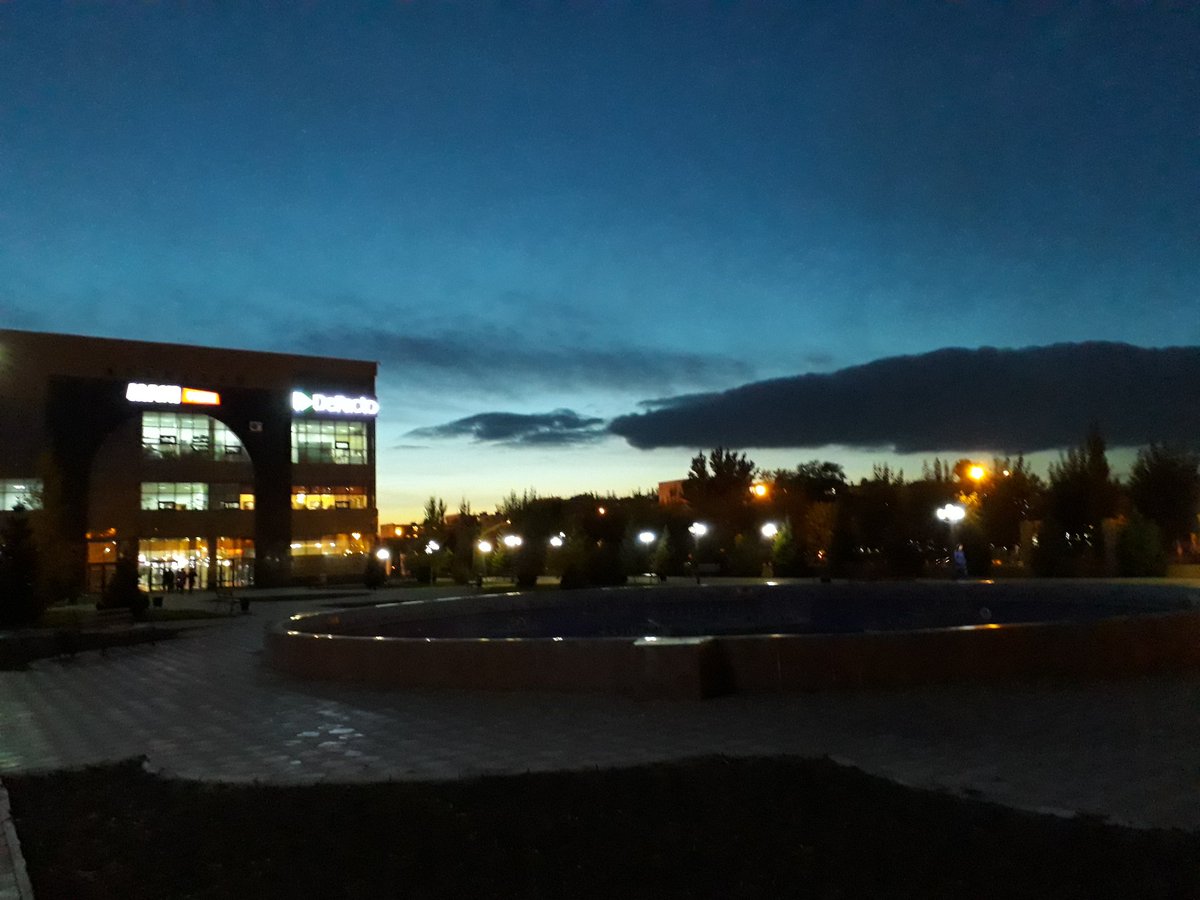WiseFlower1's tweet photo. #ночь #ночнойгород #улица #небо #облака #осень #night #nightcity #sky #clouds #autumn https://t.co/U5RRhB8tx9