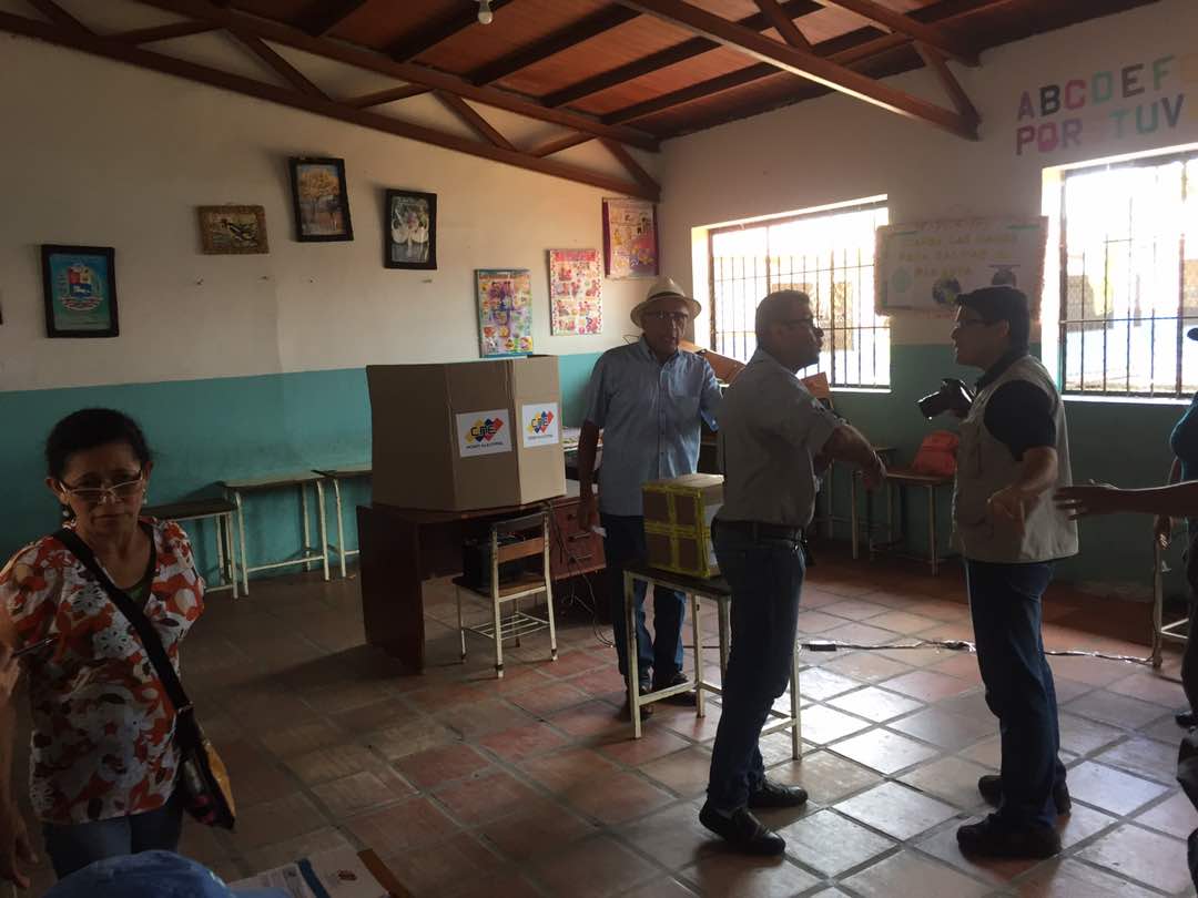 laverdadmo's tweet photo. Funcionario del CNE intenta impedir cobertura de votación de @Guillermo_Call @GuillermoUne @copeimaturin - https://t.co/B8Wr7tkQ9u https://t.co/KuLq3Vse4j