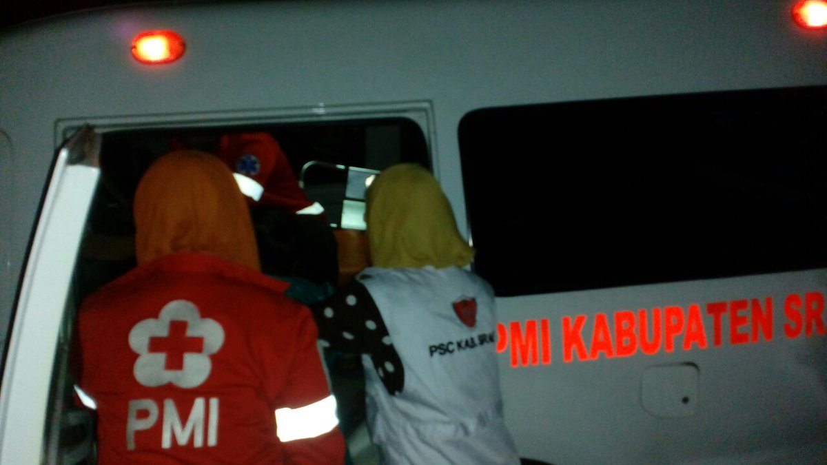 SragenPmi's tweet photo. Mengantar pulang seorang nenek dijalan yg bingung arah pulang kerumahnya, akhirnya ketemu alamat rumah dan d antar pulang oleh PMI 15/10/17 https://t.co/orNQ1DwWuC