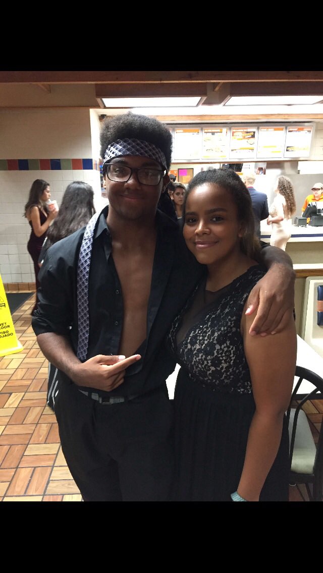 KingJulian141's tweet photo. Best hoco day Iβve had especially with my sister and her best friend! I love you both! #FAMILY #hoconight #Hoco https://t.co/HG1EQpD4xM