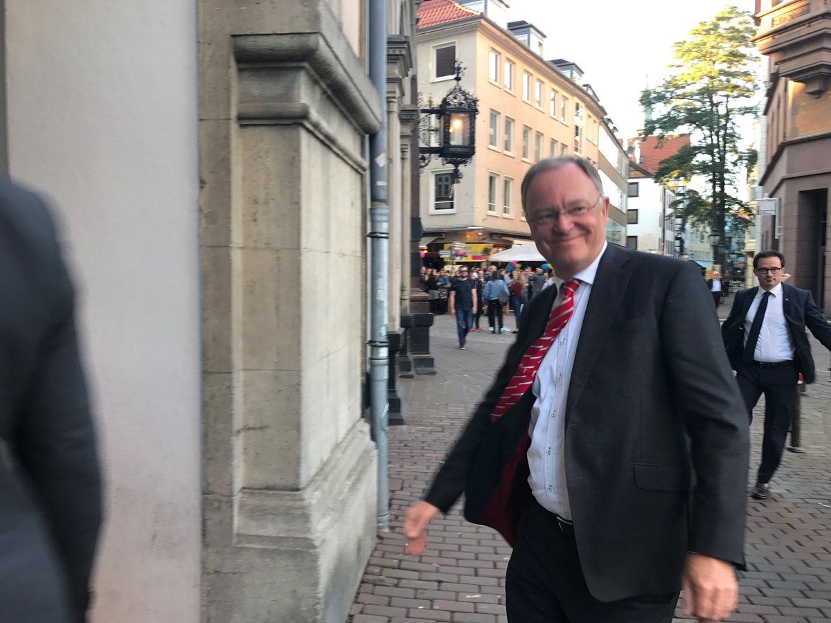 Weil betritt strahlend den provisorischen Plenarsaal. Sieg? #niedersachsen #ltwnds17 #wahl