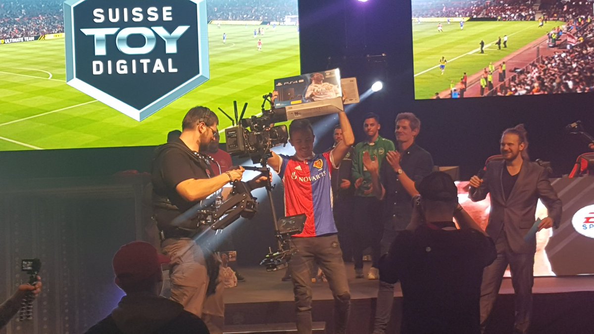 eSportsCH's tweet photo. Unser FIFA-Experte @ItsLubo wird Schweizer FIFA-Meister! ggwp
Glรผckwunsch auch an #LuiPep und @Brunisco93 https://t.co/nOtO1vbLml
