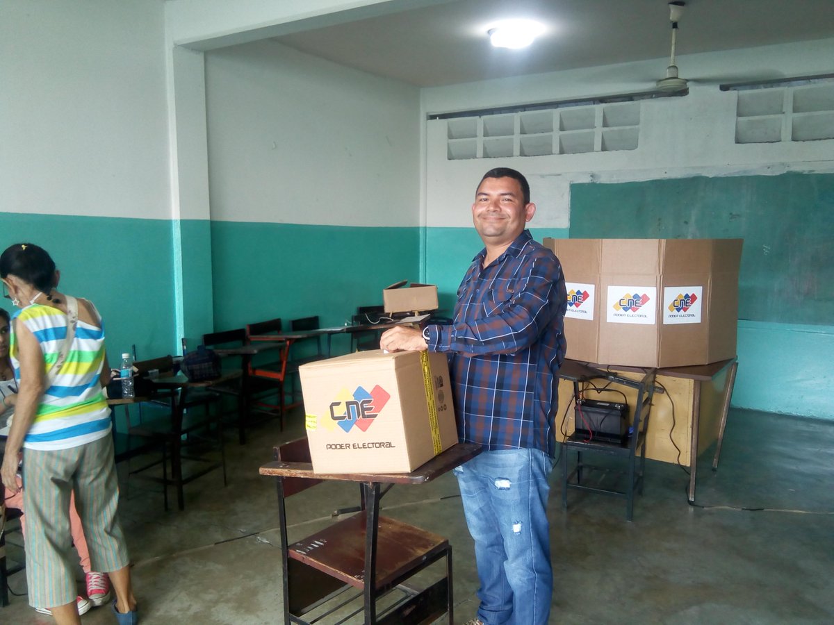 henryeperez2013's tweet photo. Con normal tranquilidad ejerciendo mi derecho al voto por la Paz y la Esperanza @rafaelcalles @PSUVportuguesa @EscalonaJuanF https://t.co/GWLVi2PtEO