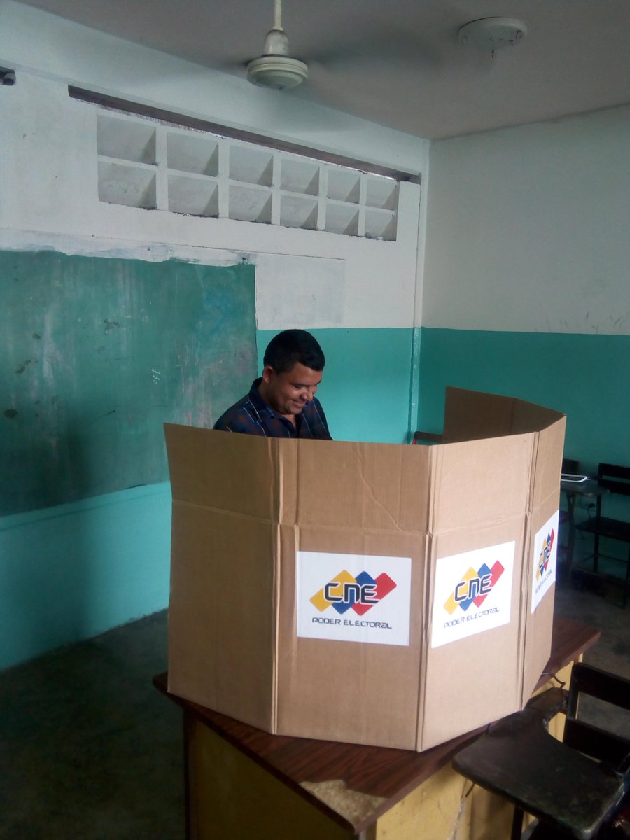 henryeperez2013's tweet photo. Con normal tranquilidad ejerciendo mi derecho al voto por la Paz y la Esperanza @rafaelcalles @PSUVportuguesa @EscalonaJuanF https://t.co/GWLVi2PtEO