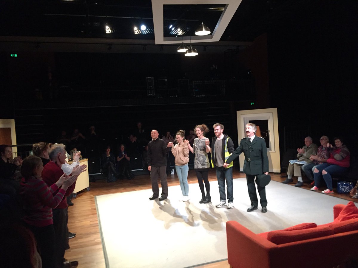 igaeilge's tweet photo. Trathnóna ana thaithneamhach ag ‘Ní thig linn íoc! Ní íocfaimíd!’ le @aislingghear @LyricBelfast #dráma #gaeilge #denscoth #dariofo https://t.co/QsTOIHoWgi