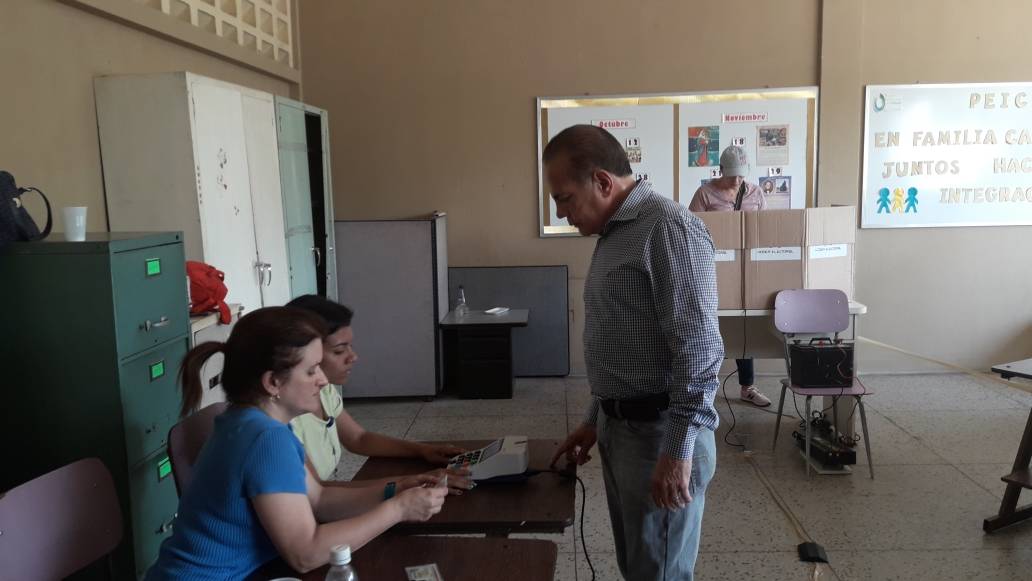manuelrosalesg's tweet photo. Hacemos un llamado al pueblo para que salga y vote por el cambio, el desarrollo y la prosperidad del Zulia y Vzla. #HoyProtestoConMiVoto https://t.co/XOJot4AF1I