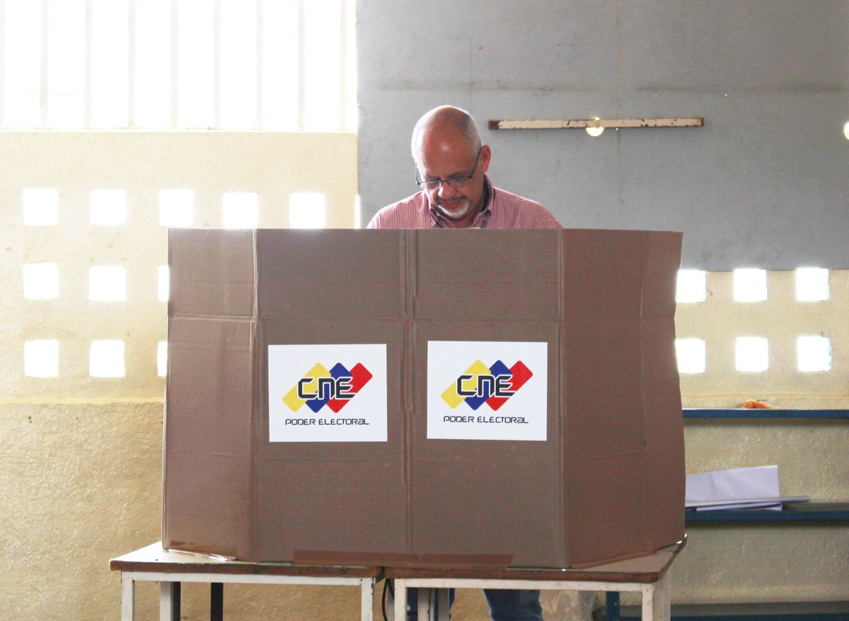 zonfipca's tweet photo. Pdte. #Zonfipca @AvilaAPequiven ejerció su derecho al voto e instó a la población venezolana a cumplir con la patria #HoyVotamosPorLaPatria https://t.co/QDhO9Q9XOj