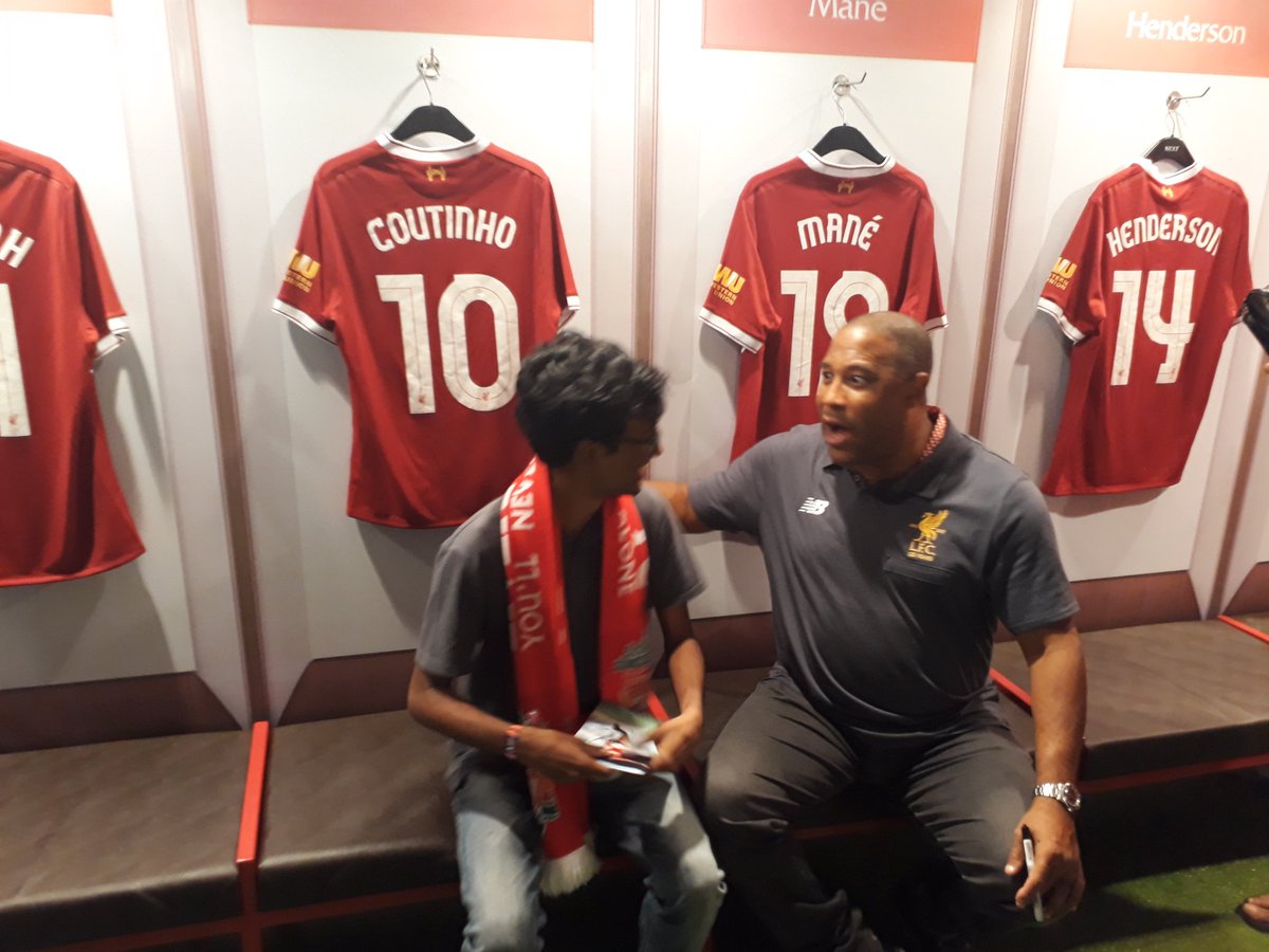 akhilgeorge009's tweet photo. With the legend @officialbarnesy #LFC #LFCinIndia #PLBengaluru https://t.co/pIf8Xyluvn