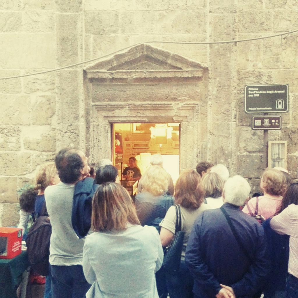 Tarantovorg's tweet photo. Tutti in fila per la #domusarmenorum
#giornatefai @Fondoambiente https://t.co/DOqPFdgckp