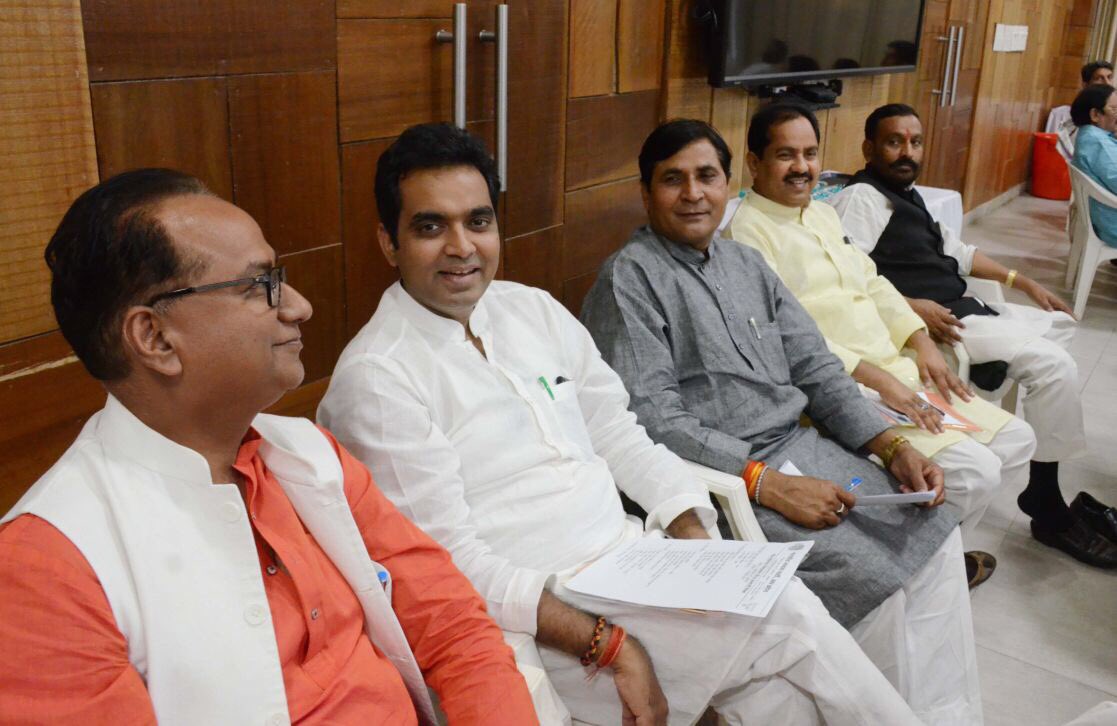 PankajSinghBJP's tweet photo. मा० मुख्यमंत्री जी के आवास पर निकाय चुनाव की तैयारियों को लेकर हुए बैठक में हिस्सा लिया। https://t.co/BNZ1qp9pEW