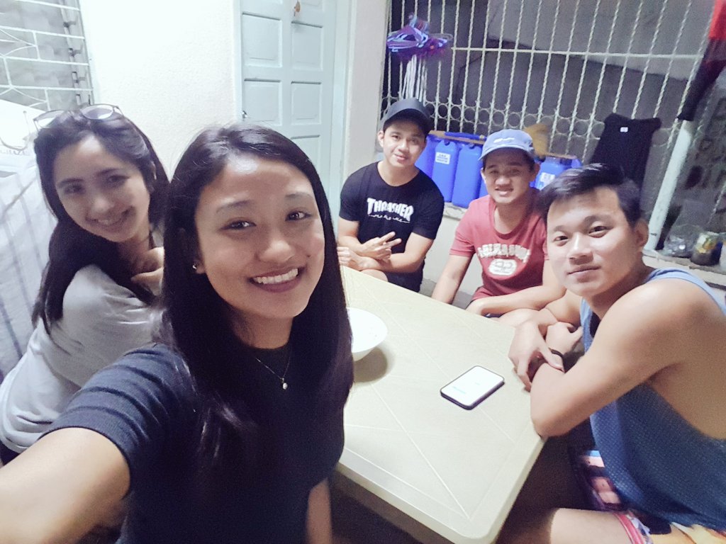 reinamariaaaa's tweet photo. hilo na 'ko pero sa ngalan ng uno at ng dalawang bote ng pulang kabayo, kaya pa 'to! #kumpleto https://t.co/00GSSRh4rs