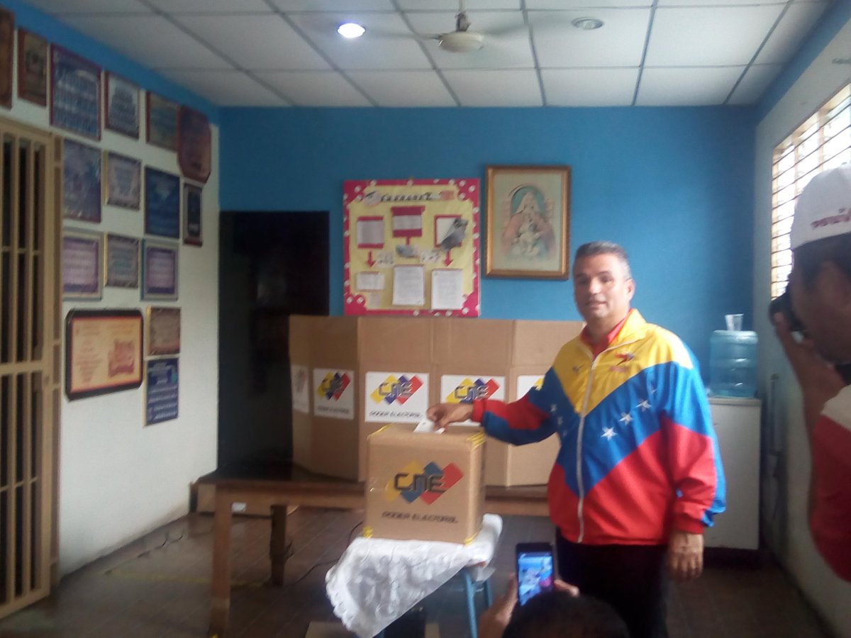 Dsocialg's tweet photo. #HoyVotamosPorLaPatria  El candidato a la Gobernación en #Portuguesa @rafaelcalles ejerció su derecho al voto por la Paz @EscalonaJuanF https://t.co/CcDPdAAl8m