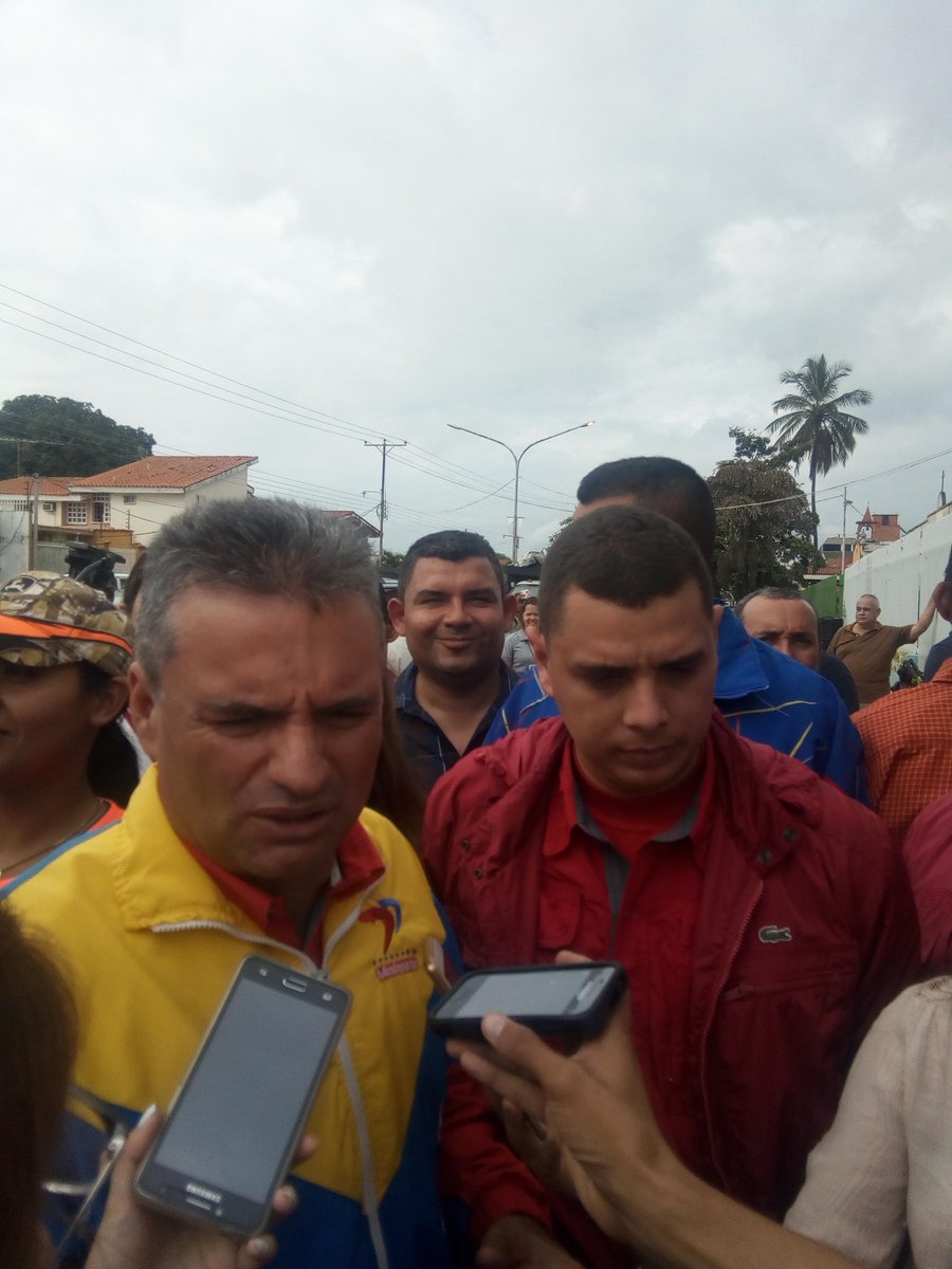 Dsocialg's tweet photo. #HoyVotamosPorLaPatria  El candidato a la Gobernación en #Portuguesa @rafaelcalles ejerció su derecho al voto por la Paz @EscalonaJuanF https://t.co/CcDPdAAl8m