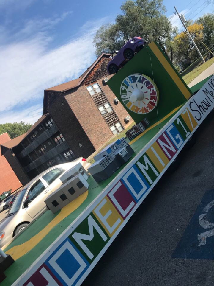 GammaPhiBetaUCM's tweet photo. Took 1st in float and 4th in bowling! 🎳🥇 How exciting! Couldn’t have done it without the help of the @SigTau_UCM men! #ShowMeUCM https://t.co/Tlhz1lYyjF