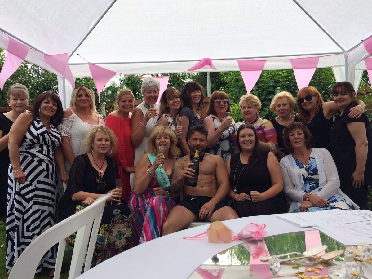 bufflers1's tweet photo. #SundayFunday #Sunday #weekend #weekendvibes #prosecco #gin #ladies #party #fun #garden #Federer #Ophelia #photography #GlobalHandwashingDay https://t.co/0DPU2BAuiy