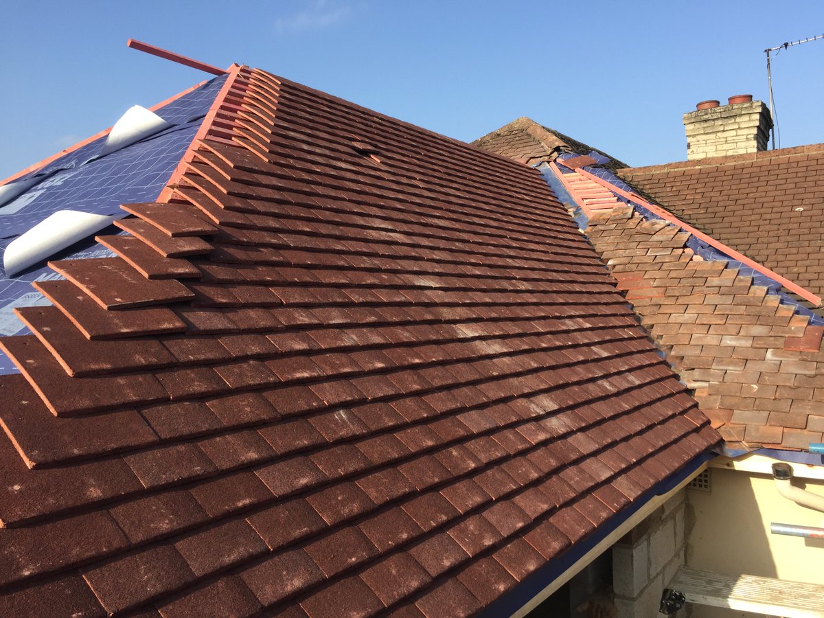 foofighter1111's tweet photo. Project #ABOTS - getting tiles on the roof & the skeleton of an en-suite in the bedroom. https://t.co/WqOjJ64XNw