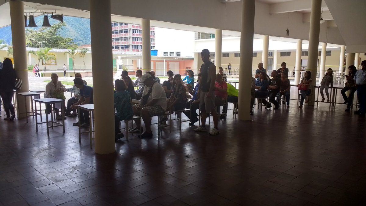 ivanrive3's tweet photo. #15Oct Merideños acuden masivamente a los distintos centros de votación a ejercer el derecho al voto #EleccionesRegionales2017 https://t.co/ihOuzt3xxz