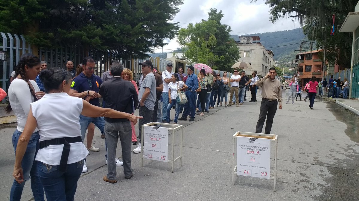 ivanrive3's tweet photo. #15Oct Merideños acuden masivamente a los distintos centros de votación a ejercer el derecho al voto #EleccionesRegionales2017 https://t.co/ihOuzt3xxz