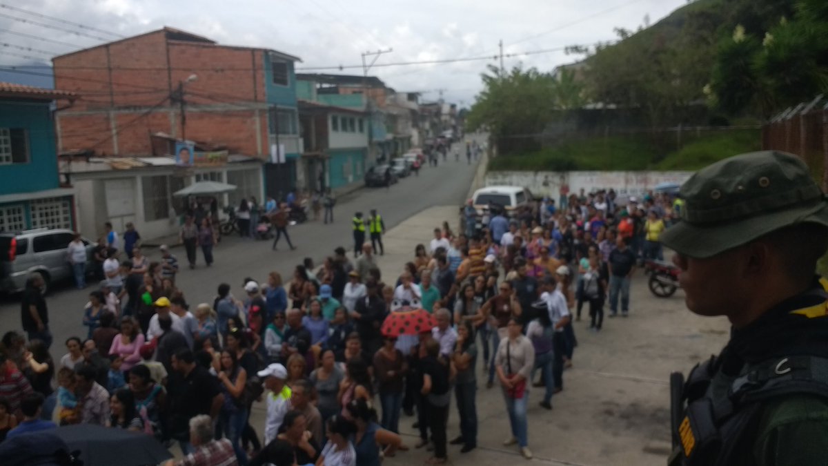 ivanrive3's tweet photo. #15Oct Merideños acuden masivamente a los distintos centros de votación a ejercer el derecho al voto #EleccionesRegionales2017 https://t.co/ihOuzt3xxz