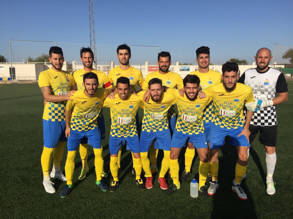 CDTORNO09's tweet photo. Comienza el partido y estrenamos equipacion #vamostorno 💛💙💛💙 https://t.co/uPyDKDLA4i