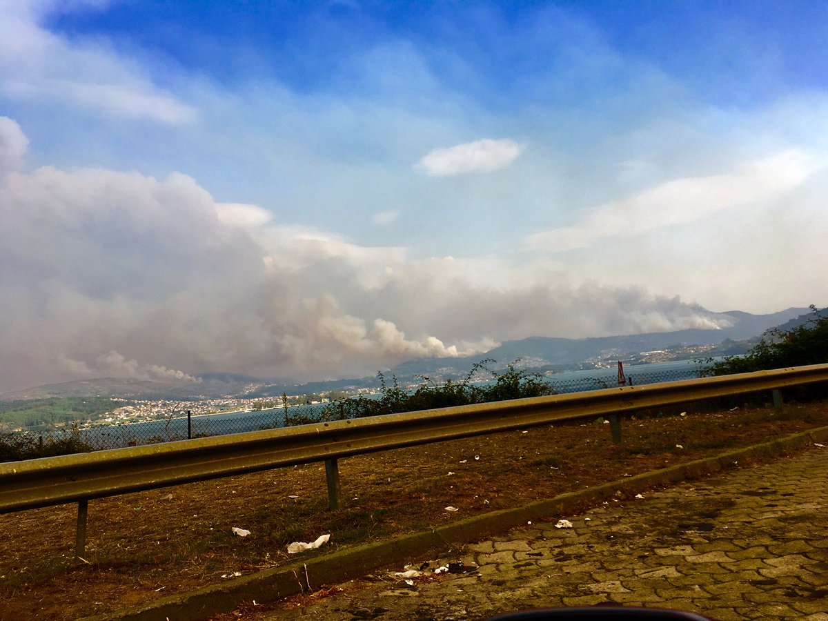 mxporteiro's tweet photo. En Galicia llueve ceniza. 31 grados en Pontevedra a las 17 h. Una nube de humo cubrió la ría de Vigo. No hay lágrimas para tanto fuego💦💦🔥 https://t.co/tEcNOEDmTA