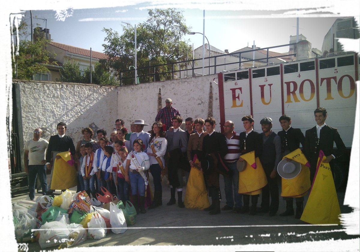 fincatriana's tweet photo. Gran éxito hoy en el tentadero público benéfico...buenas becerras, gran toreo y lo mejor el poder colaborar siempre. https://t.co/gopFkKmZzL