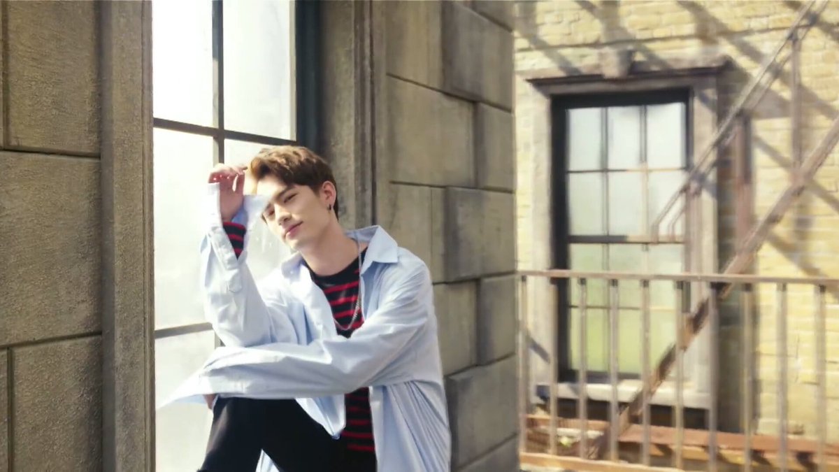 Anthony_BrazilV's tweet photo. Anthony está maravilhoso no mv, mesmo não aparecendo muitas vezes 😍😍😍 #VARSITY #바시티 #Anthony https://t.co/XOlzyO3Rvu